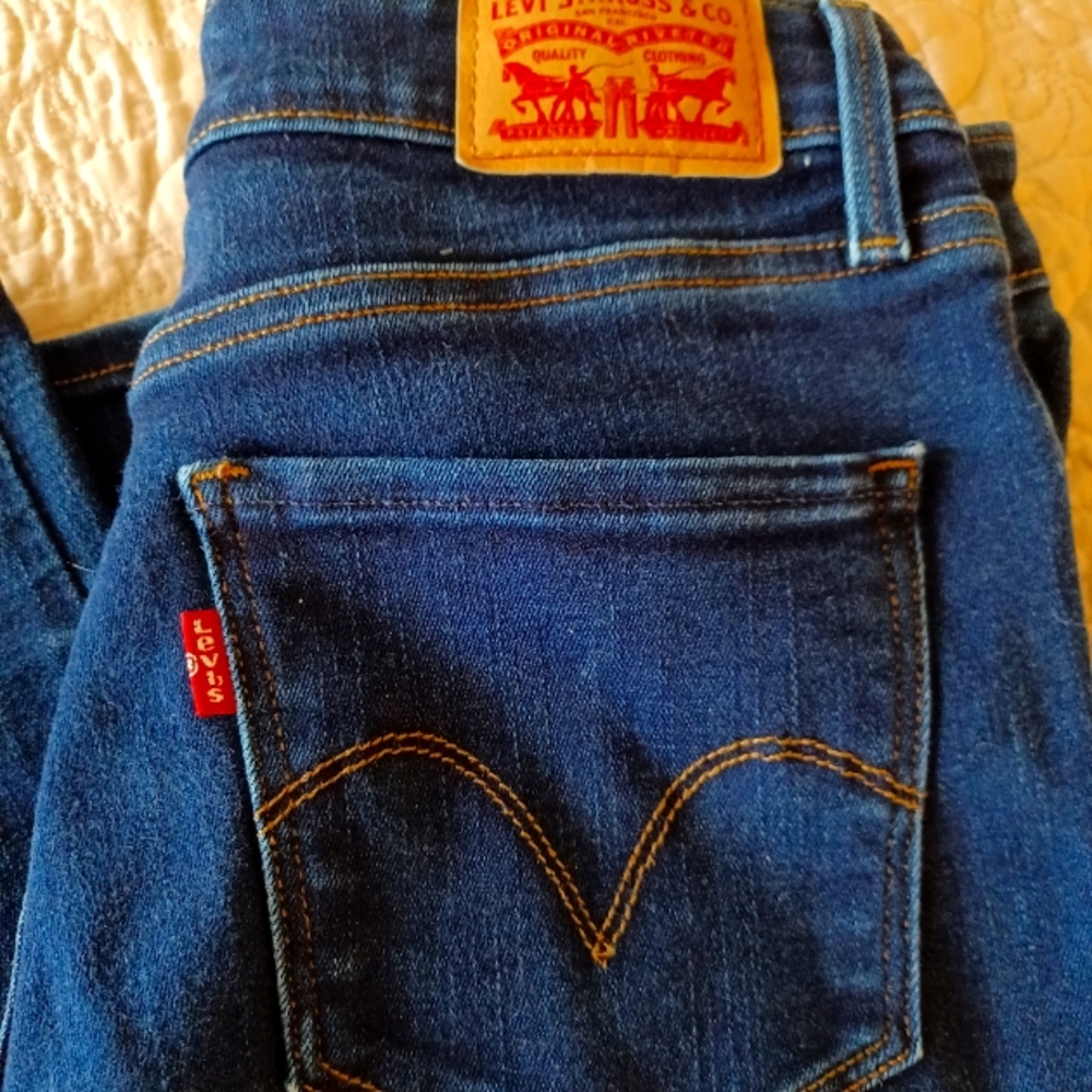 Levi's Skinny Mid Rise size 4